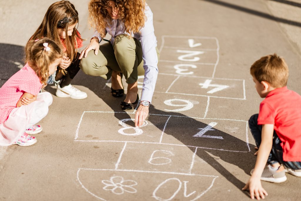 Kreide, Straßenkreide, Straßenkreidebild, Spiel, Hüpfspiel, Kinder, zeichnen